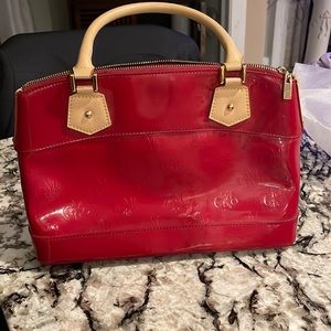 Great bag! Very flashy, classy, sexy!!